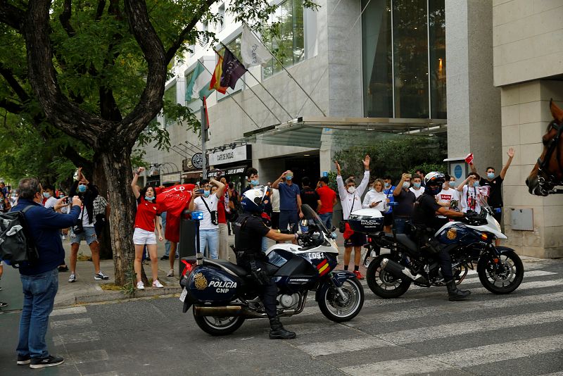 ABRAZOS Y AFICIONADOS EN EL SEVILLA - BETIS