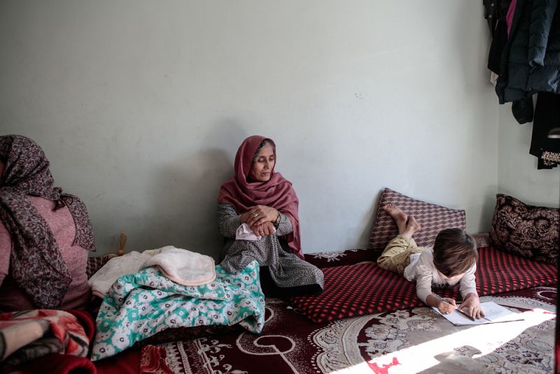 Sakina, la madre de Zakia, ha llegado para ayudar a su hija durante unos días  que ha dado a luz a dos gemelas a sus 32 años.
