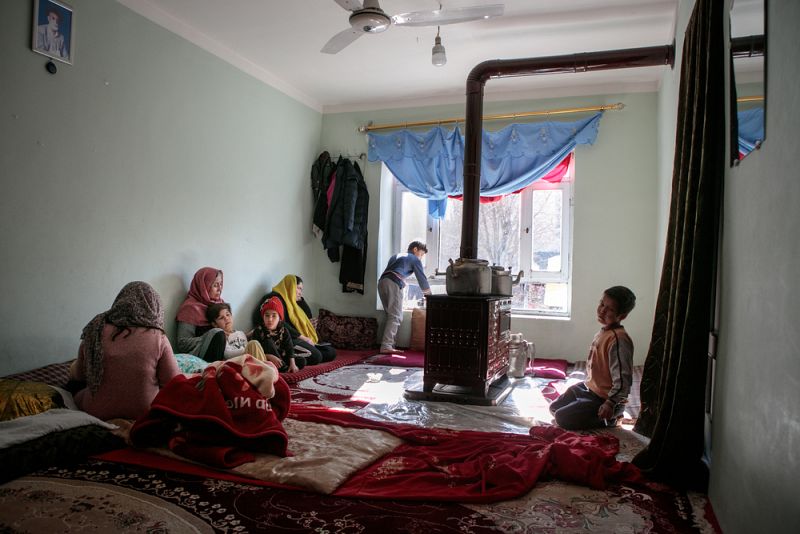 Zakia (32 años), sus gemelos recién nacidos, sus otros hijos y su madre en la habitación donde vive la familia. En total, 3 familias viven en la casa.