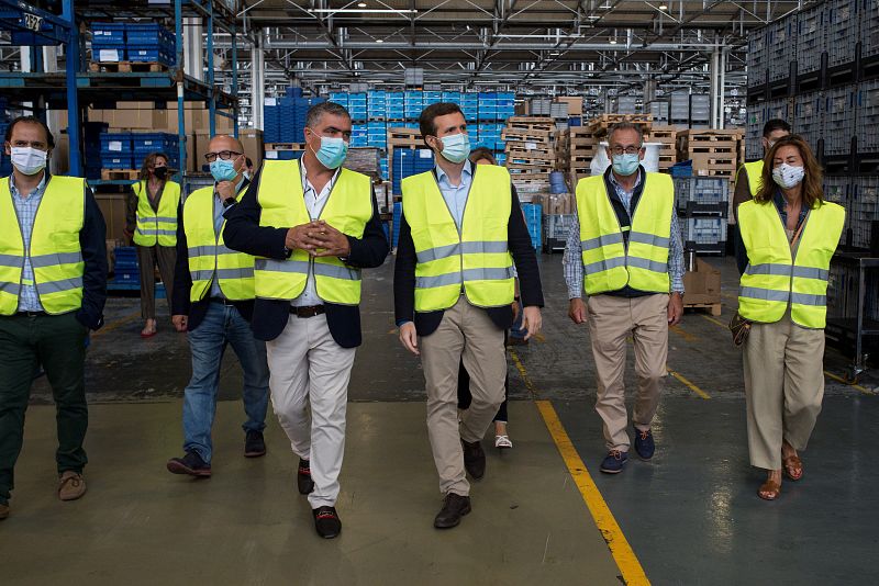 Elecciones gallegas: Pablo Casado visita una empresa de transportes en Ourense