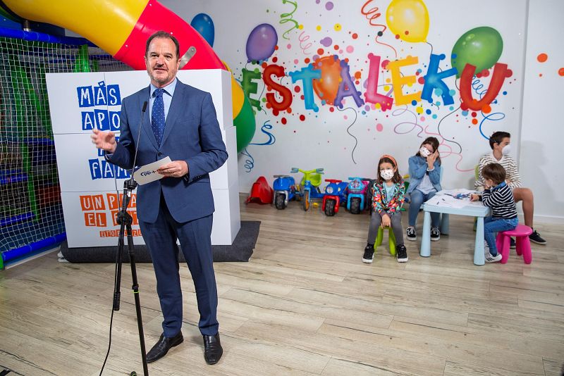 Carlos Iturgaiz y Cuca Gamarra en un centro infantil