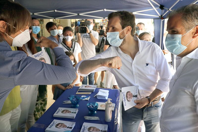 Elecciones gallegas 2020: Pablo Casado saluda a unos simpatizantes del PP en Cambados