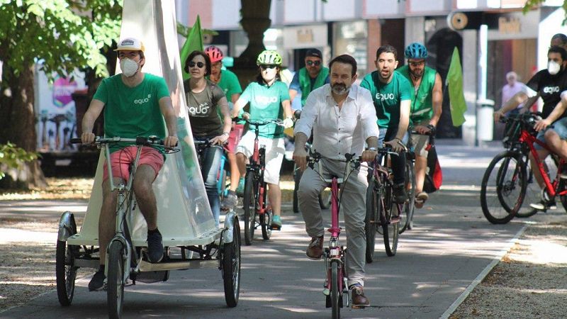 Equo hace campaña en bicicleta en Vitoria