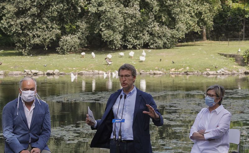 Elecciones gallegas: Alberto Núñez Feijóo, en un acto sectorial sobre pesca en un parque de Santiago.