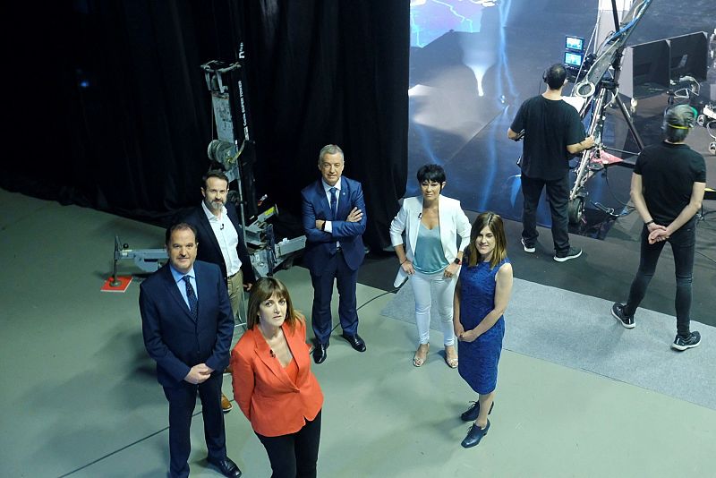 Elecciones vascas: Los candidatos a lehendakari, antes de empezar el debate a seis en la televisión pública vasca.