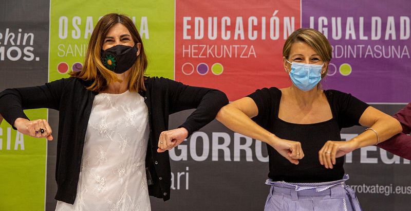 La ministra de Trabajo, Yolanda Díaz (d), y la candidata a lehendakari de Elkarrekin Podemos-IU, Miren Gorrotxategi, participan en Vitoria en un acto de la campaña electoral