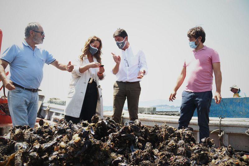 Elecciones gallegas 2020: Beatriz Pino y Juan Marín (Cs), en una batea