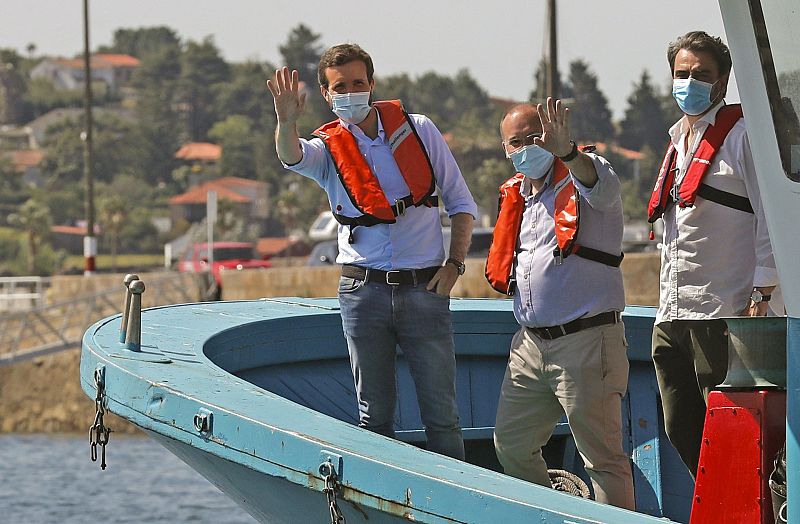 Elecciones gallegas 2020: Pablo Casado embarca en un pesquero en la Ría de Arousa