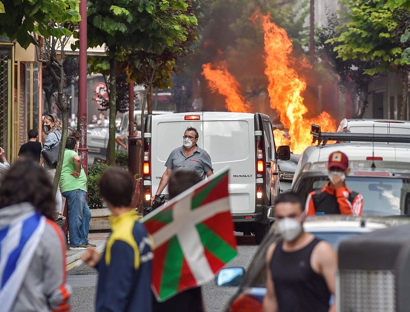 Vista de una calle de Barakaldo (Bizkaia) durante los altercados provocados por grupos antifascistas contra la celebración de un mitin de Vox en la localidad.