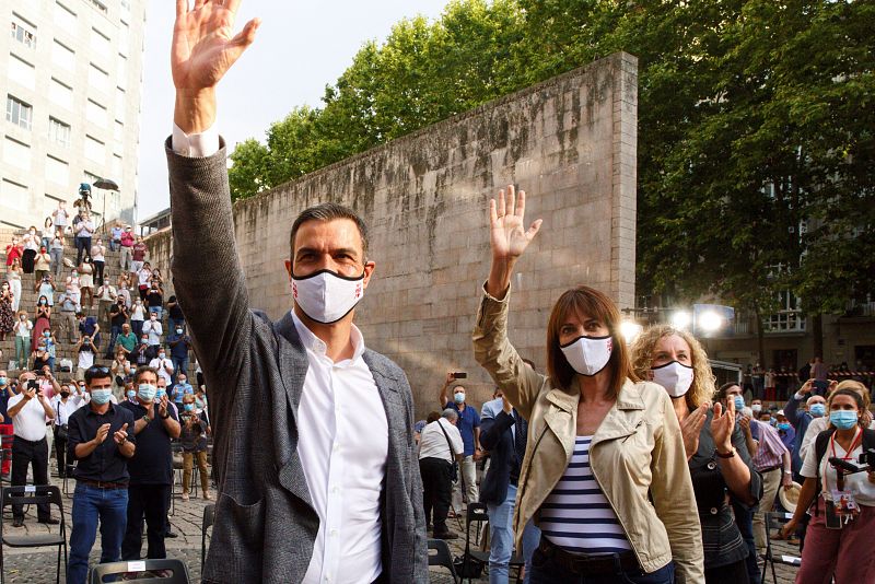 El presidente del Gobierno, Pedro Sánchez (c-i), y la candidata socialista a lehendakari, Idoia Mendia (c-d) durante un acto de campaña electoral celebrado en Vitoria.