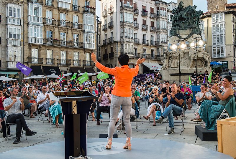 La candidata a lehendakari de EH Bildu, Maddalen Iriarte, durante un acto electoral celebrado en la plaza de la Virgen Blanca de Vitoria.