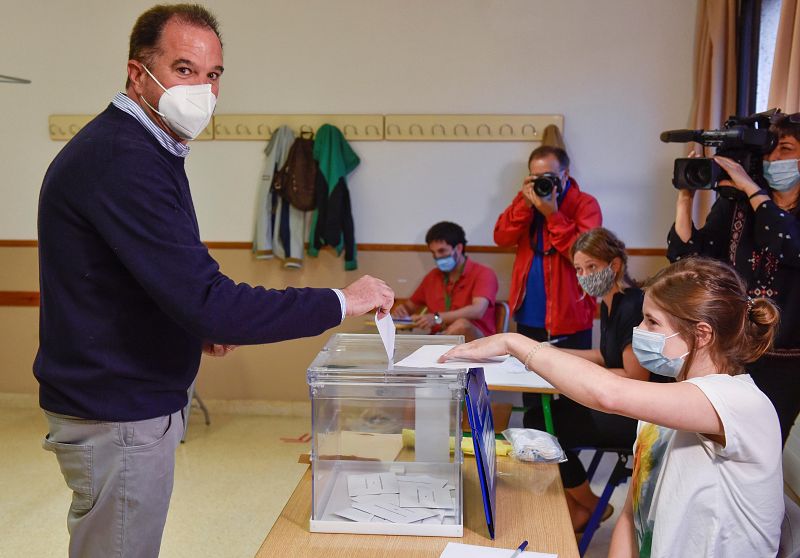 El candidato de PP+Cs a lehendakari, Carlos Iturgaiz, vota en los comicios vascos este domingo en un colegio electoral de Getxo (Bizkaia).