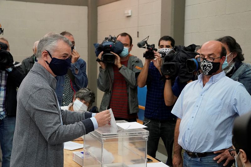 El lehendakari y candidato a la reelección, Íñigo Urkullu, vota en un colegio electoral de Durango (Vizcaya), en medio del brote de coronavirus.