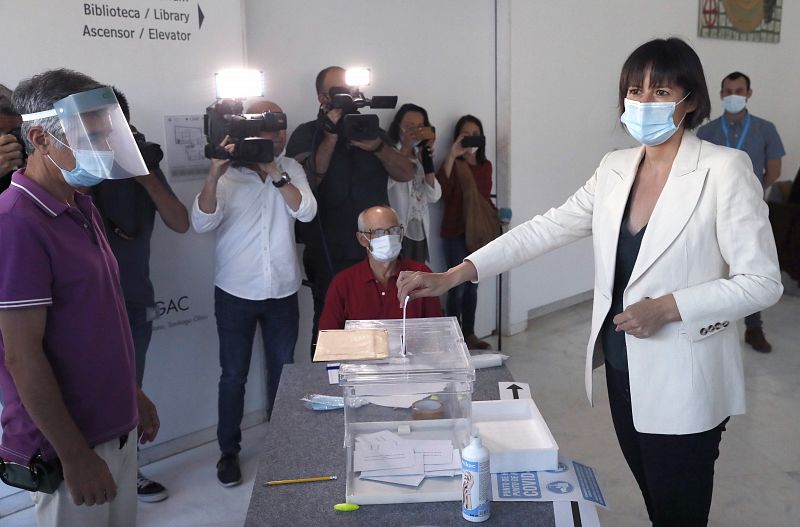 La candidata del BNG a la presidencia de la Xunta, Ana Pontón, ejerce su derecho al voto en un colegio electoral de Santiago de Compostela, este domingo.