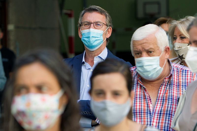 El actual presidente de la Xunta de Galicia y candidato por el Partido Popular, Alberto Núñez Feijóo, aguarda en la fila antes de ejercer su derecho al voto en el colegio Niño Jesús de Praga, en Vigo.