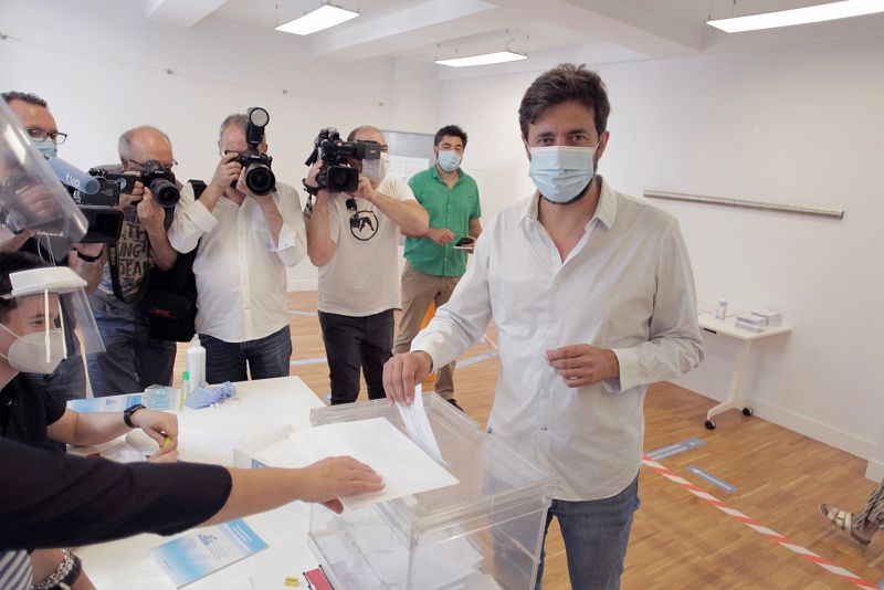 El candidato de Galicia en Común a la presidencia de la Xunta, Antón Gómez Reino, deposita su voto en el colegio electoral Centro Cívico de la Ciudad Vieja de A Coruña.