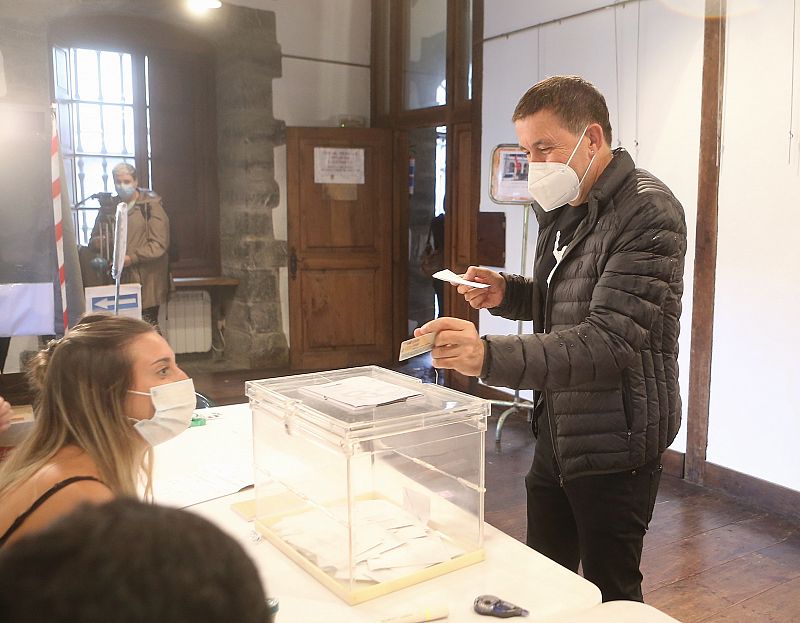 El coordinador general de EH Bildu, Arnaldo Otegi, ejerce su derecho al voto