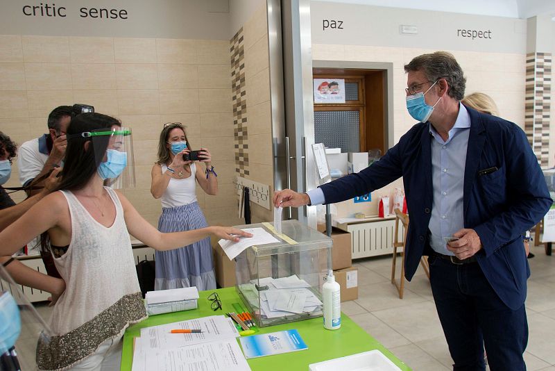 El actual presidente de la Xunta de Galicia y candidato por el Partido Popular, Alberto Núñez Feijóo, ejerce su derecho al voto en el colegio Niño Jesús de Praga, en Vigo.