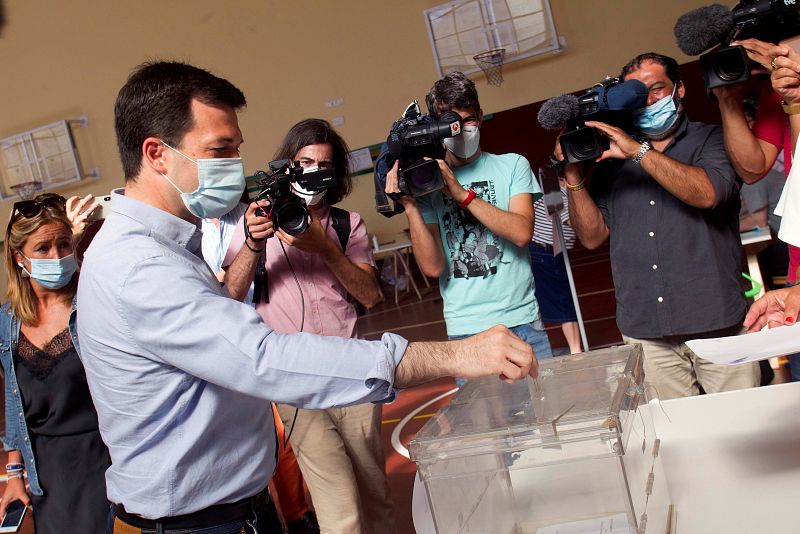 El candidato a la presidencia la Xunta de Galicia por el PSdeG-PSOE, Gonzalo Caballero, ejerce su derecho al voto en el colegio de los Salesianos en Vigo.