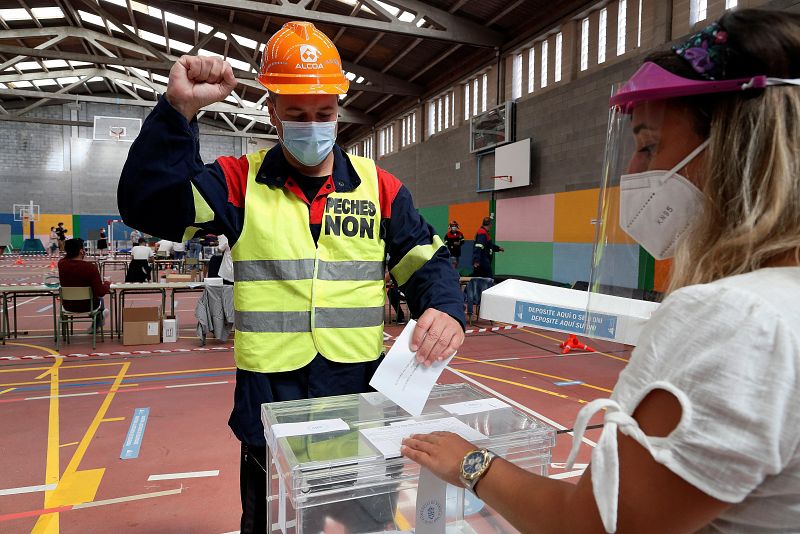 Un trabajador de ALCOA vota en un colegio electoral de Burela (Lugo), este domingo con motivo de las elecciones autonómicas.