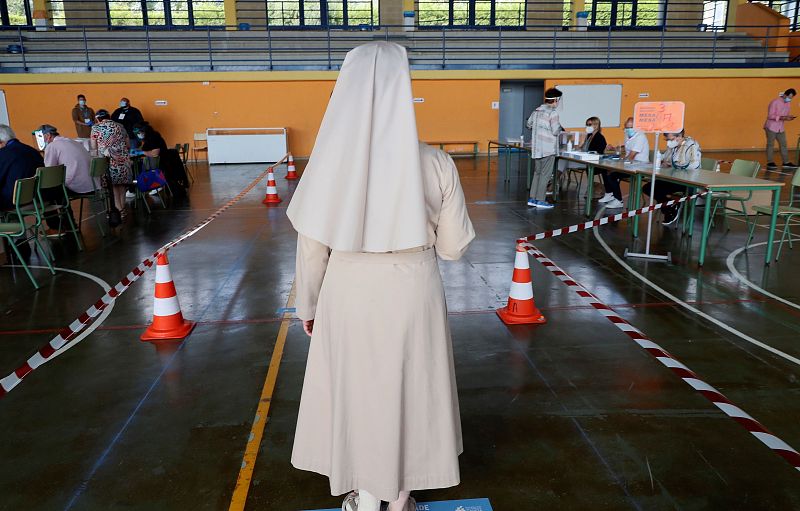 Una monja aguarda su turno para votar en un colegio electoral de Burela (Lugo), este domingo con motivo de las elecciones autonómicas.