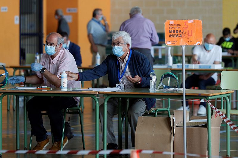 Dos interventores supervisan el desarrollo electoral en el pabellón Vista Alegre de Burela (Lugo), este domingo con motivo de las elecciones autonómicas.