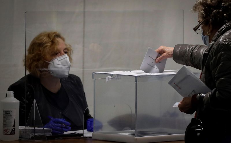 Una mujer vota este domingo en un colegio electoral de Ordizia (Guipuzkoa), durante la jornada de electoral de los comicios autonómicos en la que se extreman las medidas de seguridad para votar.