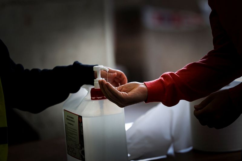 Una persona de desinfecta las manos momentos antes de ejercer su derecho al voto este domingo en Ordizia. Mascarillas, geles, restricciones de aforo y demás medidas de prevención ante el covid.