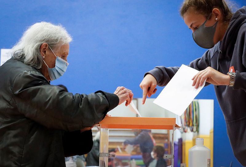 Una mujer ejerce su derecho al voto este domingo en un colegio electoral de San Sebastián.