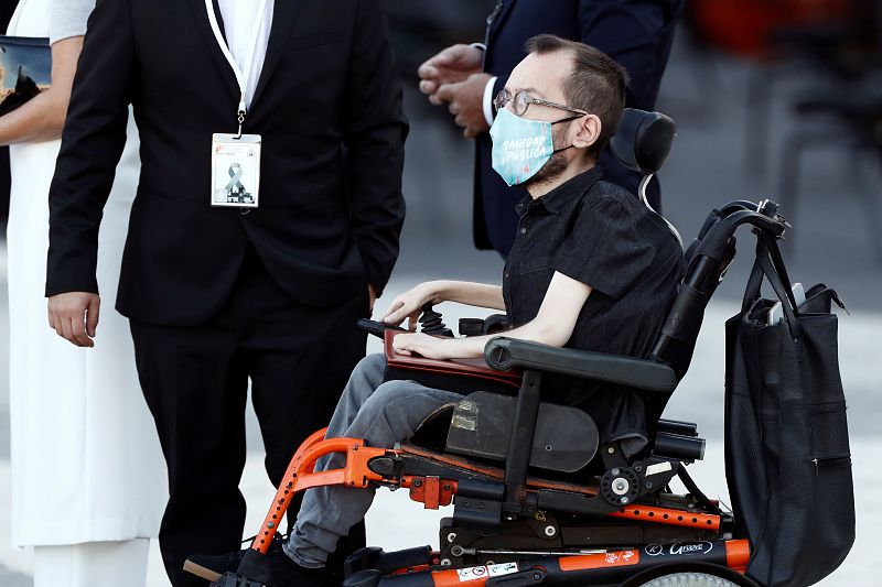 El portavoz de Unidas Podemos en el Congreso, Pablo Echenique a su llegada al Patio de la Armería del Palacio Real en Madrid este jueves donde se celebra la ceremonia civil.