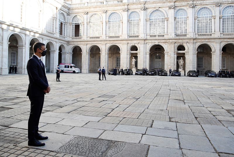 El presidente del Gobierno, Pedro Sánchez, espera la llegada de la familia real al Palacio Real que albergar este jueves en el Patio de la Armería.