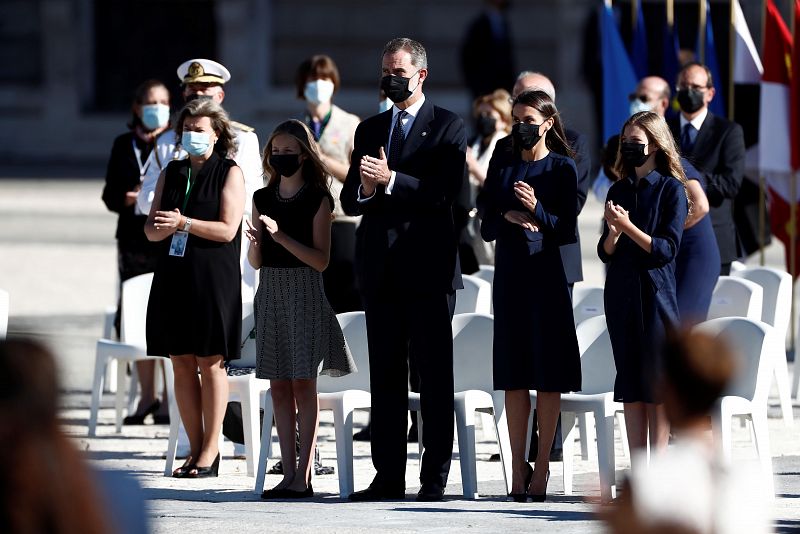 Los reyes junto a la princesa de Asturias y la infanta Sofía, durante el minuto de silencio en el Patio de la Armería del Palacio Real.