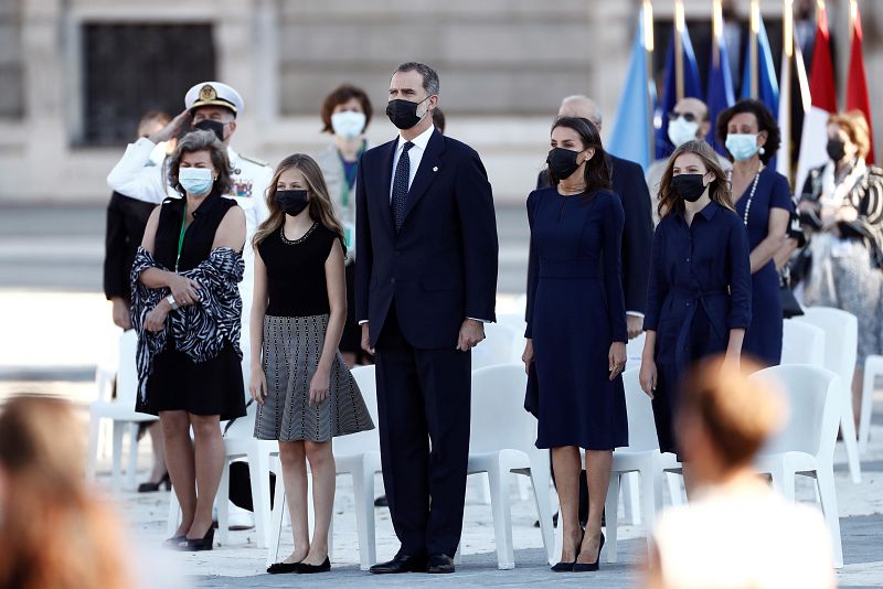 El rey Felipe VI, junto a la reina Letizia, la princesa de Asturias y la infanta Sofía, durante el minuto de silencio en el Patio de la Armería del Palacio Real.