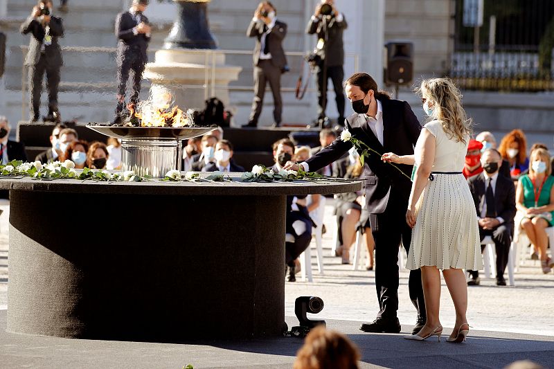 El vicepresidente segundo y ministro de Derechos Sociales y Agenda 2030, Pablo Iglesias, realiza una ofrenda floral durante el homenaje de Estado a las víctimas de la pandemia de coronavirus y a los colectivos que le han hecho frente.