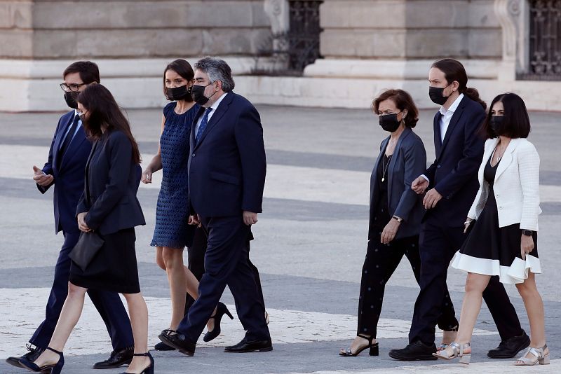 (De i a d) El ministro de Sanidad Salvador Illa, la ministra de Igualdad Irene Montero, la ministra de Industria, Comercio y Turismo Reyes Maroto, el minisro de Cultura y deporte José Manuel Rodríguez Uribes, la vicepresidneta primera Carmen Calvo, e