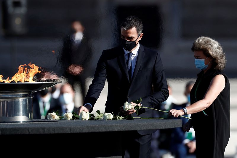 El presidente del Gobierno, Pedro Sánchez (i) realiza una ofenda floral en el pebetero del Patio de la Armería del Palacio Real.