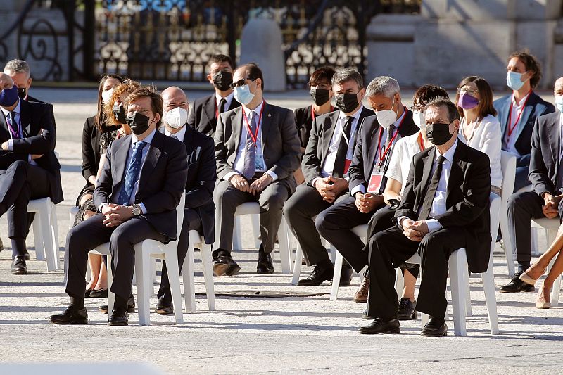 El alcalde de Madrid (i, en primer término) y el presidente de la Federación española de Municipios y Provincias, Abel Caballero (d, en primer término), durante el homenaje de Estado a las víctimas de la pandemia de coronavirus.