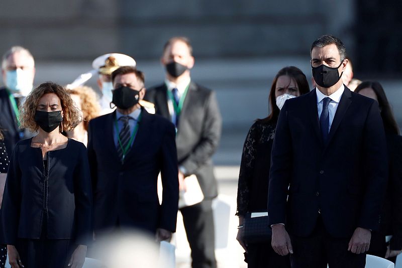 El presidente del Gobierno, Pedro Sánchez (d) junto con la presidenta del Congreso, Meritxell Batet (i) guardan un minuto de silencio en el Patio de la Armería del Palacio Real.