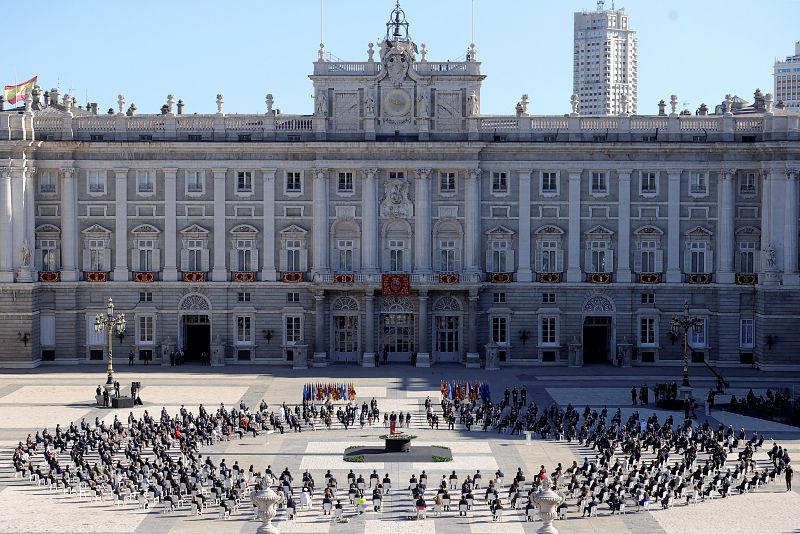 Vista general del homenaje de Estado a las víctimas de la pandemia de coronavirus y a los colectivos que le han hecho frente en primera línea, que se ha celebrado este jueves en el Patio de la Armería del Palacio Real.