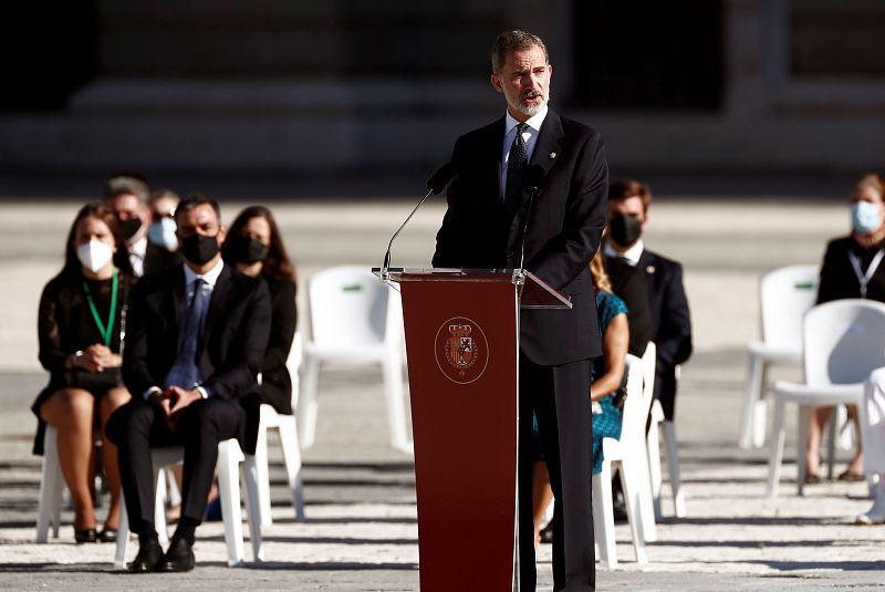 El rey Felipe VI durante su intervención en el homenaje de Estado a las víctimas de la pandemia de coronavirus y a los colectivos que le han hecho frente en primera línea en el Patio de la Armería del Palacio Real en Madrid este jueves.