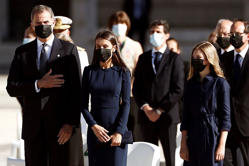 Los Reyes Felipe y Letizia, junto a la infanta Sofía, en el Patio de la Armería del Palacio Real donde se celebra este jueves el homenaje de Estado a las víctimas de la pandemia de coronavirus.