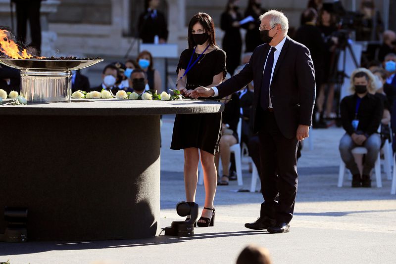 El Alto Representante para la Política Exterior y de Seguridad, Josep Borrell (d) realiza una ofrenda floral en el pebetero central del Patio de la Armería durante el homenaje de Estado a las víctimas de la pandemia de coronavirus y a los colectivos