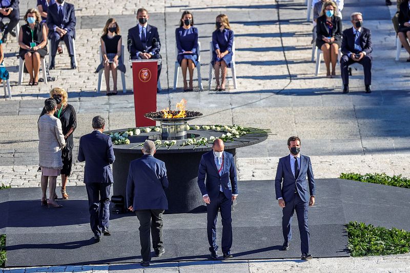 El líder del PP, Pablo Casado (d) durante la ofrenda floral en el homenaje de Estado a las víctimas de la pandemia de coronavirus y a los colectivos que le han hecho frente en primera línea, celebrado este jueves en el Patio de la Armería del Palacio