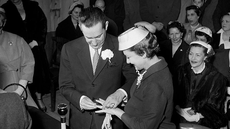 El periodista francés Pierre Galante y Olivia de Havilland, durante su ceremonia de boda en Yvoy-le-Marron, en 1955.