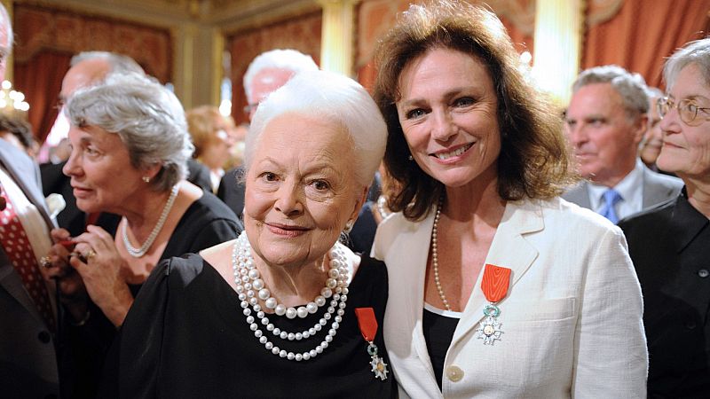 Olivia de Havilland posa junto a la actriz Jacqueline Bisset tras recibir la Legión de Honor francesa en 2010.