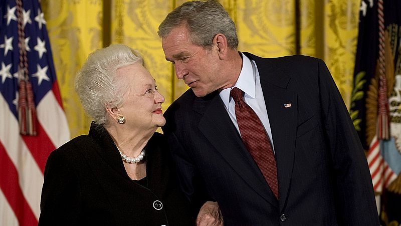 La actriz, junto al expresidente de EEUU George W. Bush, durante la entrega de la Medalla Nacional de las Artes en 2008.