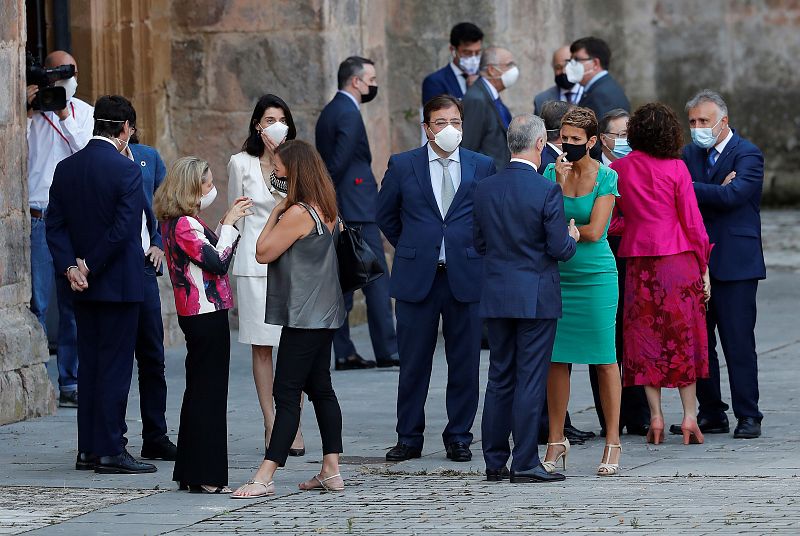 La vicepresidenta económica, Nadia Calviño y los presidentes de Baleares, Francina Armengol, Extremadura, Guillermo Fernández Vara, País Vasco, Íñigo Urkullu, Navarra, María Chivite y Canarias, Ángel Vícor Torres, entre otros, conversan.