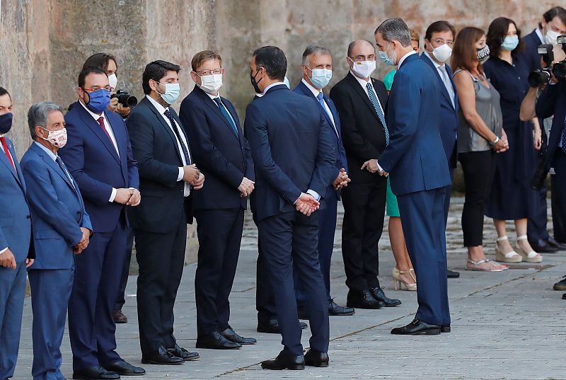 El rey Felipe VI y el presidente del Gobierno, Pedro Sánchez, saludan a los presidentes autonómicos a su llegada, este viernes, al monasterio de San Millán de Yuso, en San Millán de la Cogolla (La Rioja), con motivo de la Conferencia de Presidentes.