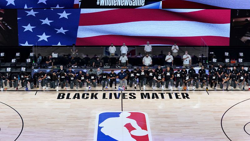 Imagen: Jugadores de Jazz y Pelicans arrodillados durante el himno