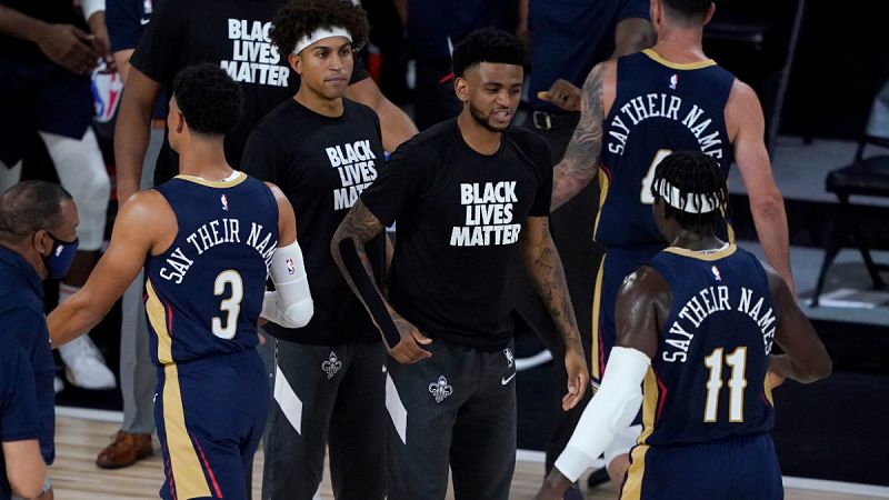 Imagen: Jugadores de los Pelicans con el lema 'Say their names' en las camisetas